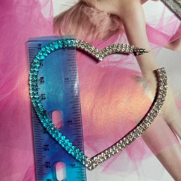 🌟 Silver Tone Oversized Heart Earrings - Picture 4 of 4